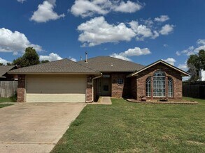 Building Photo - 3 bed 2 bath, storm shelter and  all wood floors in Moore Schools