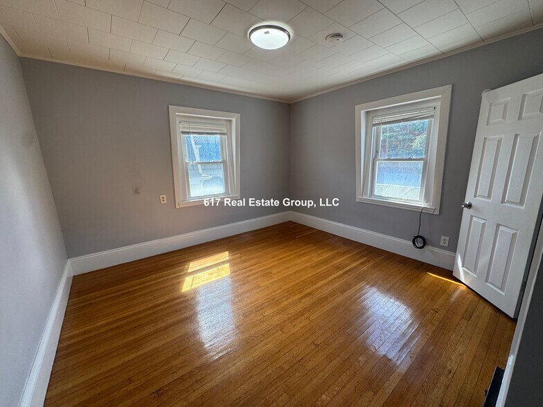 Building Photo - 27 Athol St