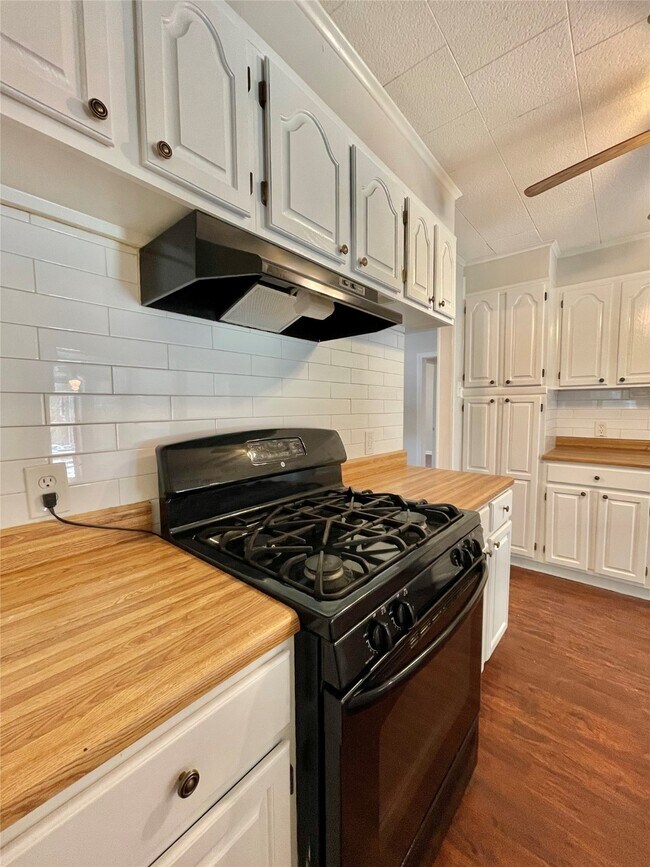 Building Photo - 1112 Southampton Dr