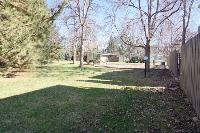 Building Photo - Adorable 1st floor 2 bedroom 1 bath condo ...