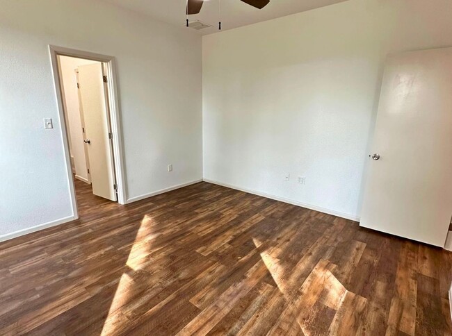 Building Photo - Charming 3 Bed 2 Bath Home - Fenced Backyard!
