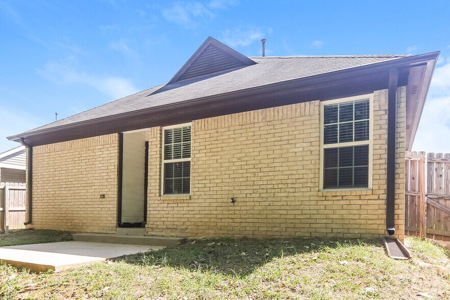 Building Photo - 7333 Green Ash Dr