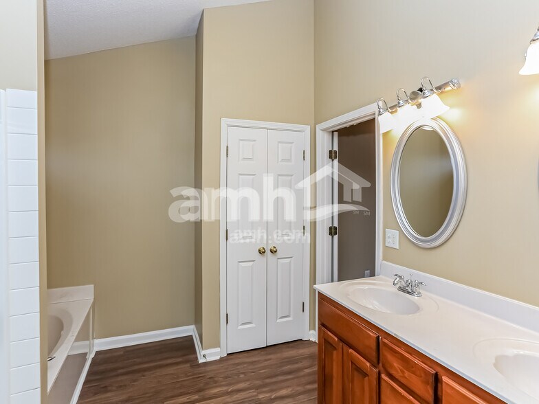 Building Photo - 11594 Milton Meadows Dr