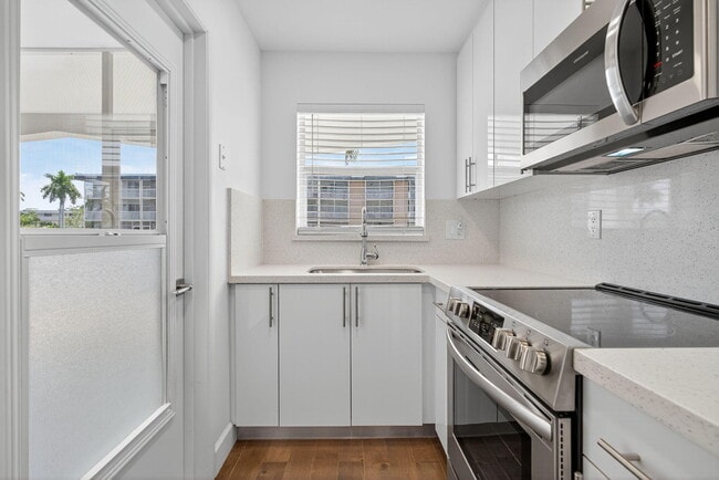 Building Photo - 110 Shore Ct