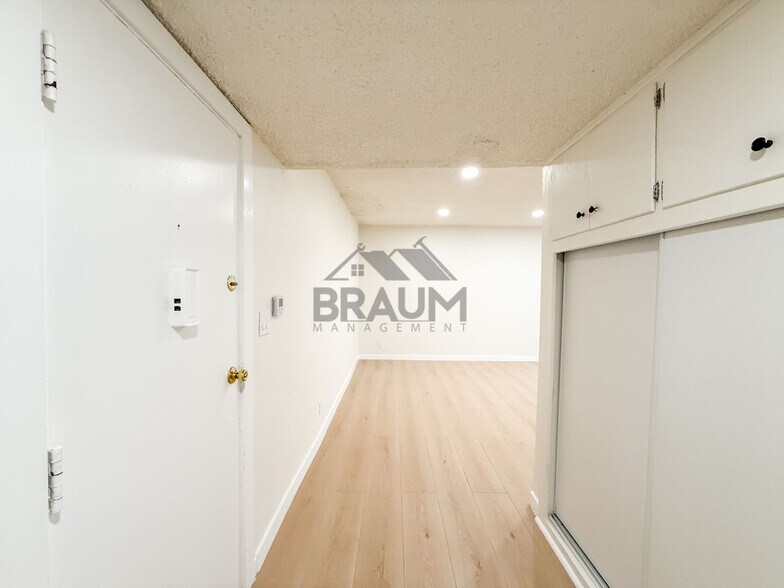 Building Photo - 5252 Hermitage Ave