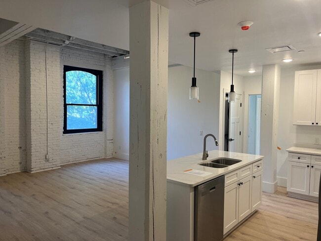 Primary Photo - 311 Main St