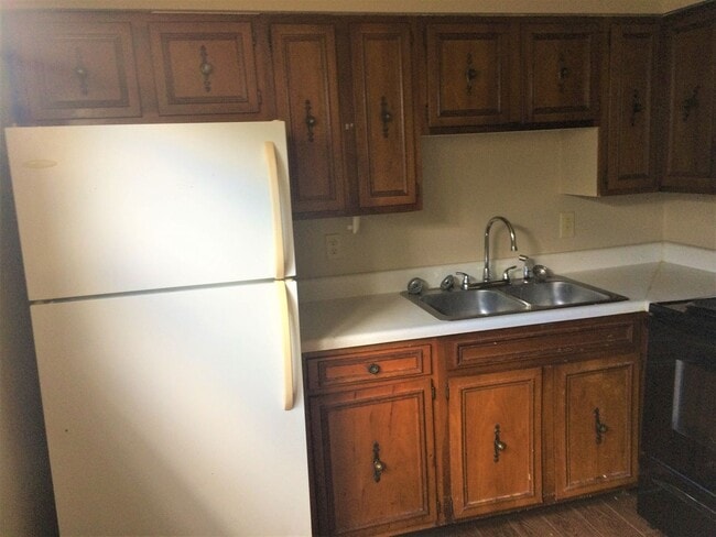Building Photo - 2 Bedroom / 1 Bath Apartment Johnson City, TN