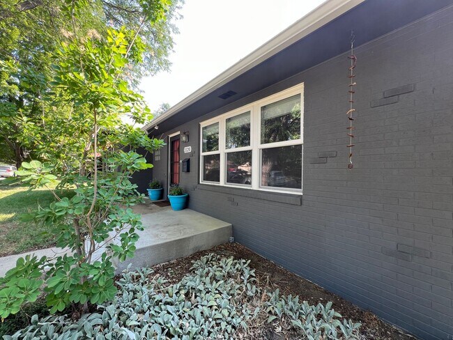 Building Photo - Charming 4BED/2 BATH Brick Ranch Home in L...