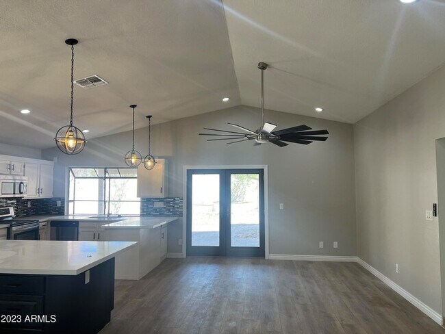 Building Photo - 1733 N La Rosa Dr