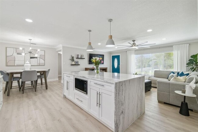 Building Photo - 3922 Fontainebleau Dr