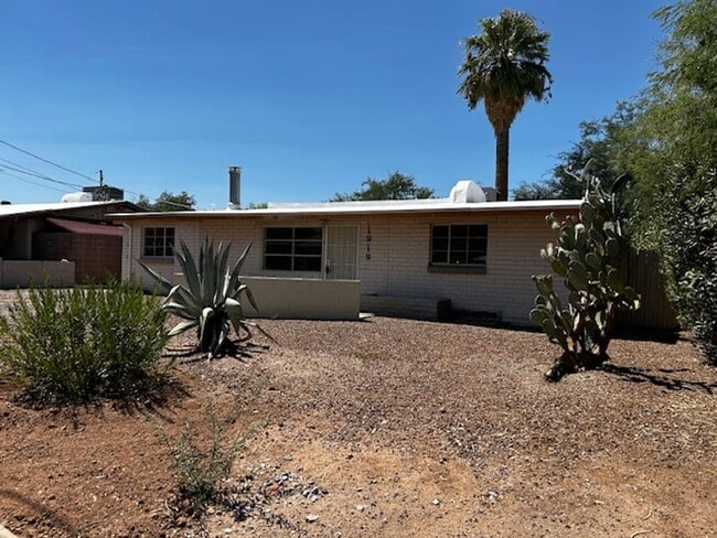 Building Photo - 2 Bedroom Single Family -Central Tucson
