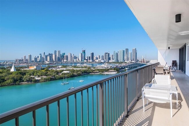 Building Photo - 1000 Venetian Way