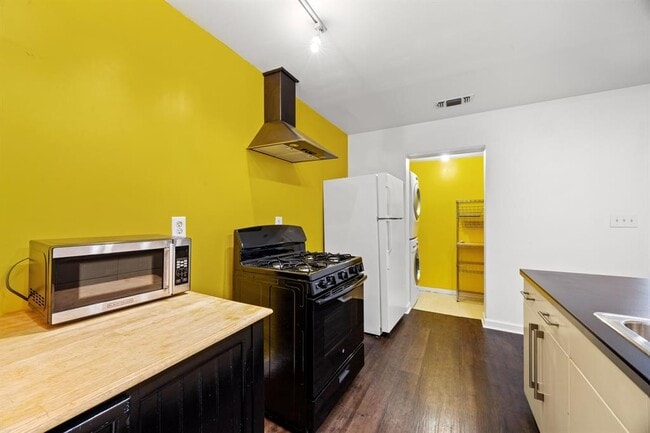 Building Photo - 4611 Lennox Dr