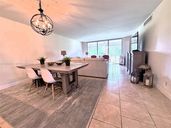 Building Photo - 901 W Cypress Ln