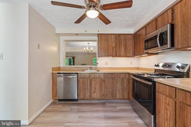 Building Photo - 15649 Mews Ct