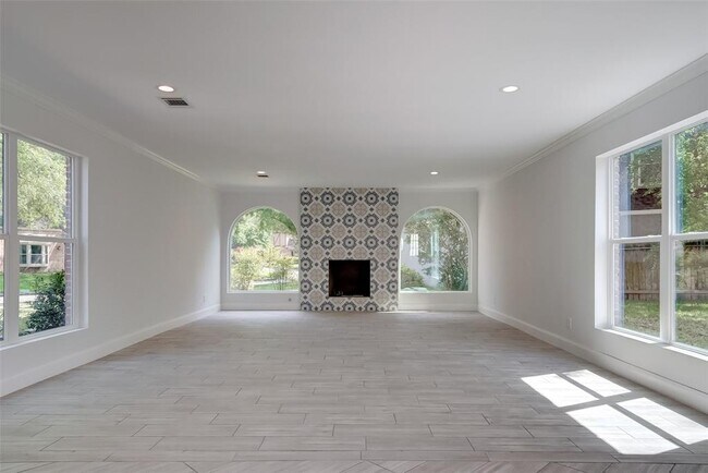 Building Photo - 818 Silvergate Dr