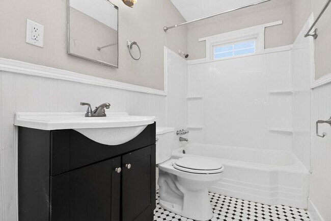 Building Photo - Charming 2BD/1BA Brick Duplex in NoDa!