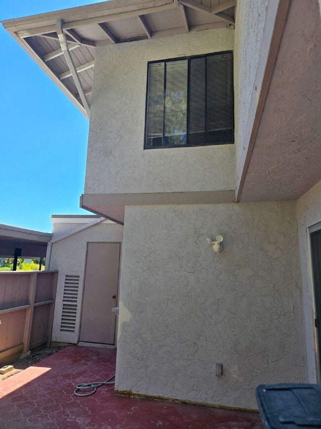 Building Photo - Spacious 3-bed, 2-bath condo is located in the heart of UTC, right on the UCSD bus line! It featu...