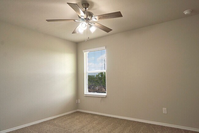 Building Photo - Hunters Ranch Beauty! 3 Bedroom 2 1/2 Bath Townhome