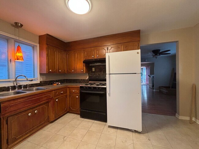 Building Photo - 170 Benton St