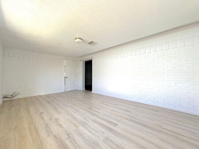 Building Photo - Northeast El Paso 4bed/3bath Refrig A/C w/...