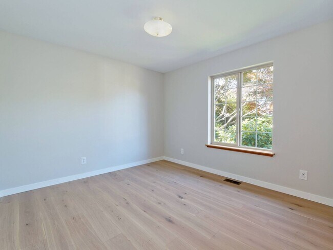 Building Photo - 721 Crown Dr