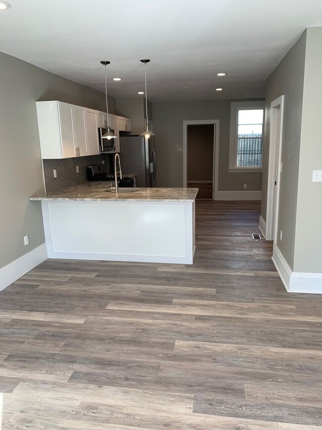 Building Photo - Luxury home in south side flats, perfect l...