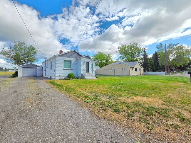 Building Photo - $1,725 - 2 Bed / 1 Bath Charming Home in Spokane Valley