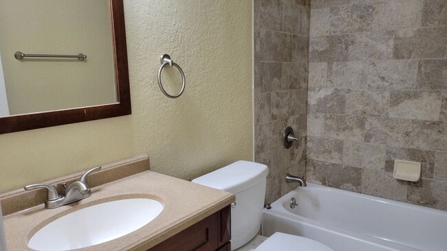 Building Photo - Annual unfurnished 2/1 half duplex in Sara...