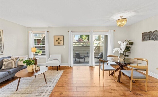 Building Photo - 120 Reflections Dr