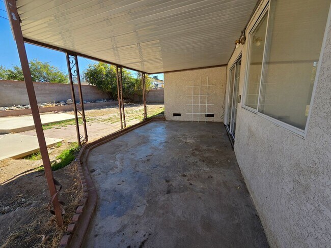 Building Photo - Newly available