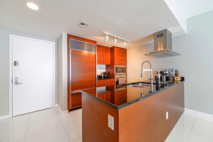 Building Photo - 485 Brickell Ave