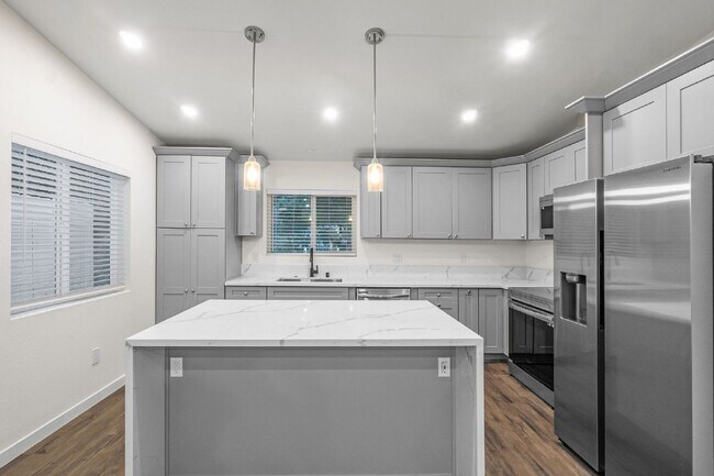 Building Photo - Up to $1400 off 1st month!! Vista - 3 bed/...