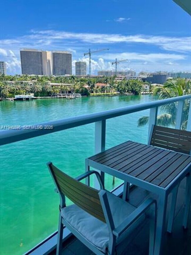 Building Photo - 9821 E Bay Harbor Dr