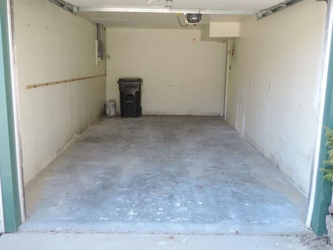 Building Photo - $1,395 | 2 Bedroom + Bonus Room, 1.5 Bathr...