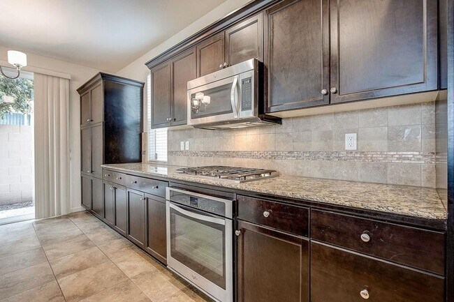 Building Photo - 1504 N Vanguard Way