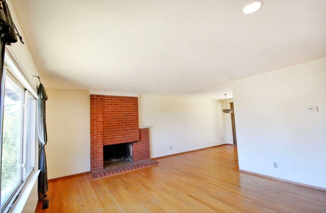 Building Photo - Sunny 3bed/2.5 bath + office space in Mont...