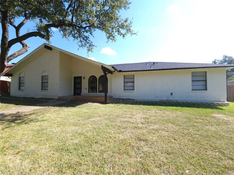 Primary Photo - 1502 Hiawatha Way