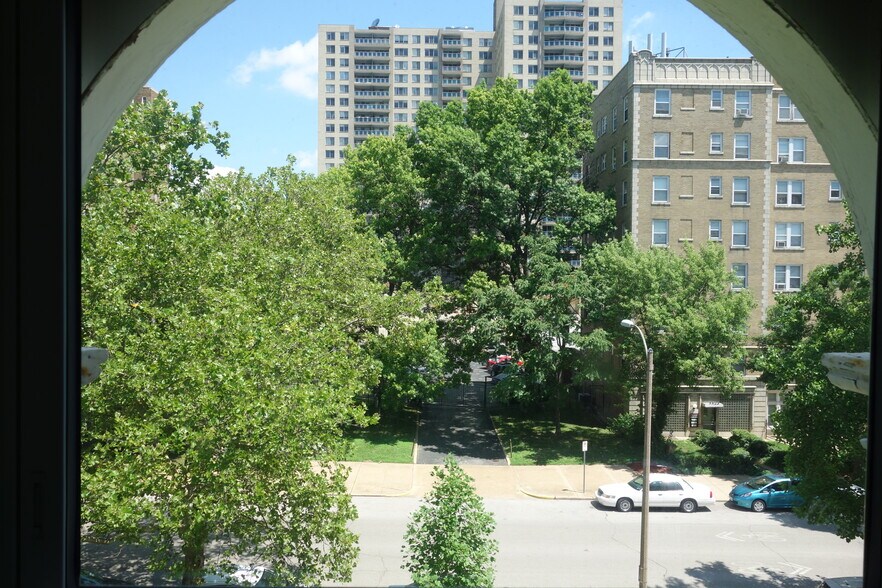 Building Photo - 4414 W Pine Blvd