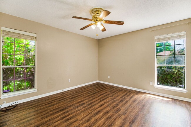 Building Photo - Experience the charm of this fabulous dupl...
