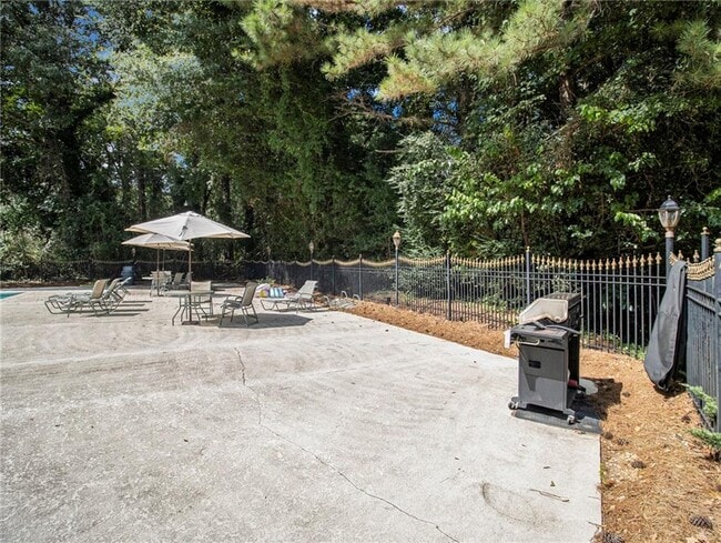 Building Photo - 3307 Pine Heights Dr NE