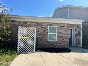 Building Photo - AVAILABLE NOW!! 2 Bed / 2 Bath Townhome in the Heart of FWB