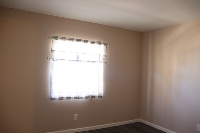 Building Photo - Nice Townhome