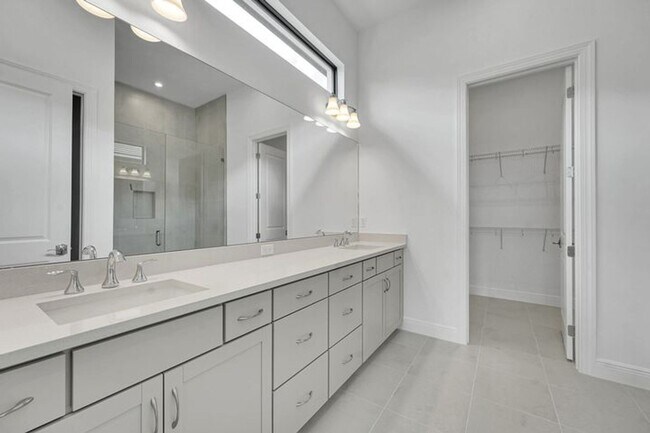 Building Photo - 13920 Vivant Dr