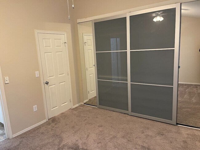 Building Photo - Extremely Gorgeous and Spacious 2 bedroom Condo