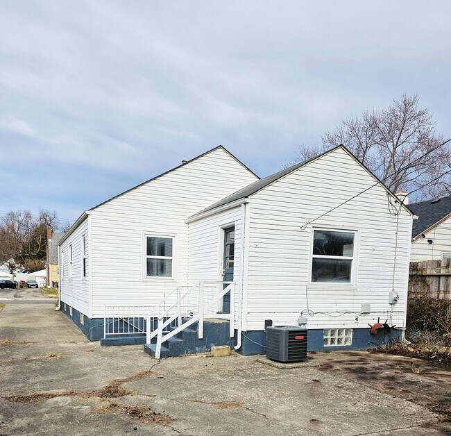 Building Photo - Move-In Ready 3BR/1BA Home w/ 2-Car Garage | Recently Updated