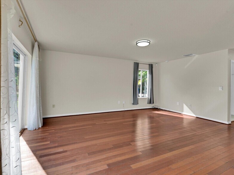 Building Photo - 308 NW 17th Ter