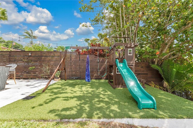 Building Photo - 4440 SW 28th Terrace