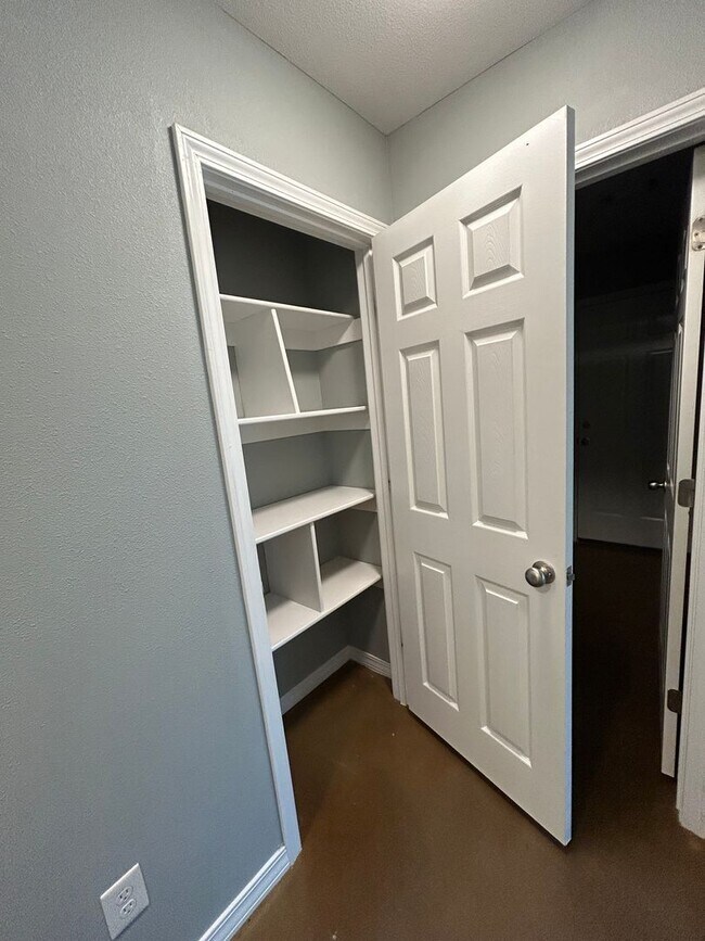 Building Photo - 117 Sequoya Dr