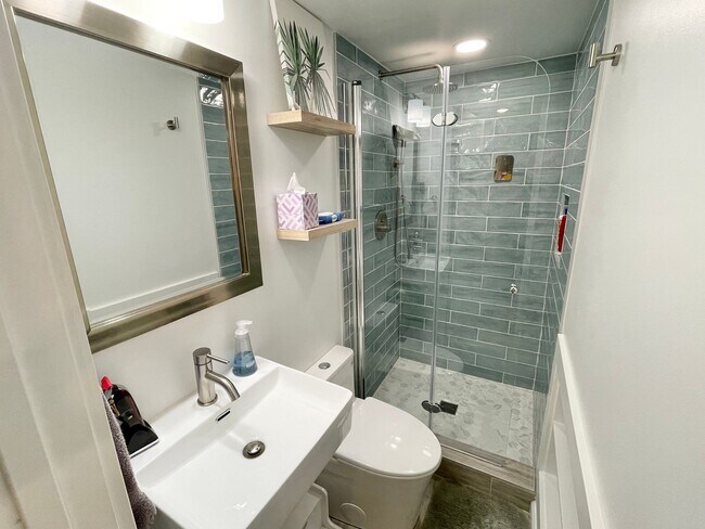 Building Photo - Elegant Three Bedroom Ravenna Home